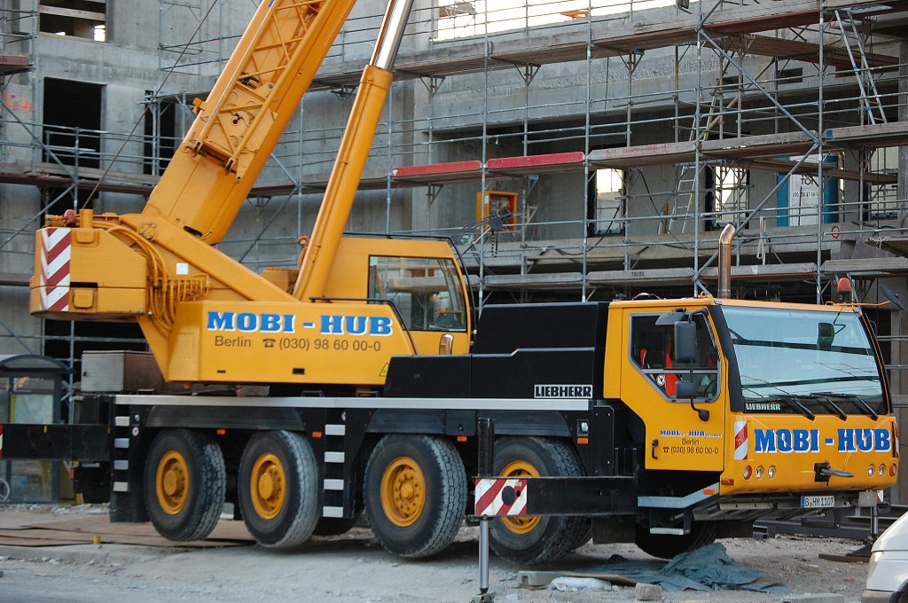 Wiederum ist ein MOBI-HUB 4-Achs LIEBHERR Fahrzeugkran gegn�ber dem S-Bhf. Berlin-Pankow t�tig beim dortigen Rohbau, 23.03.12