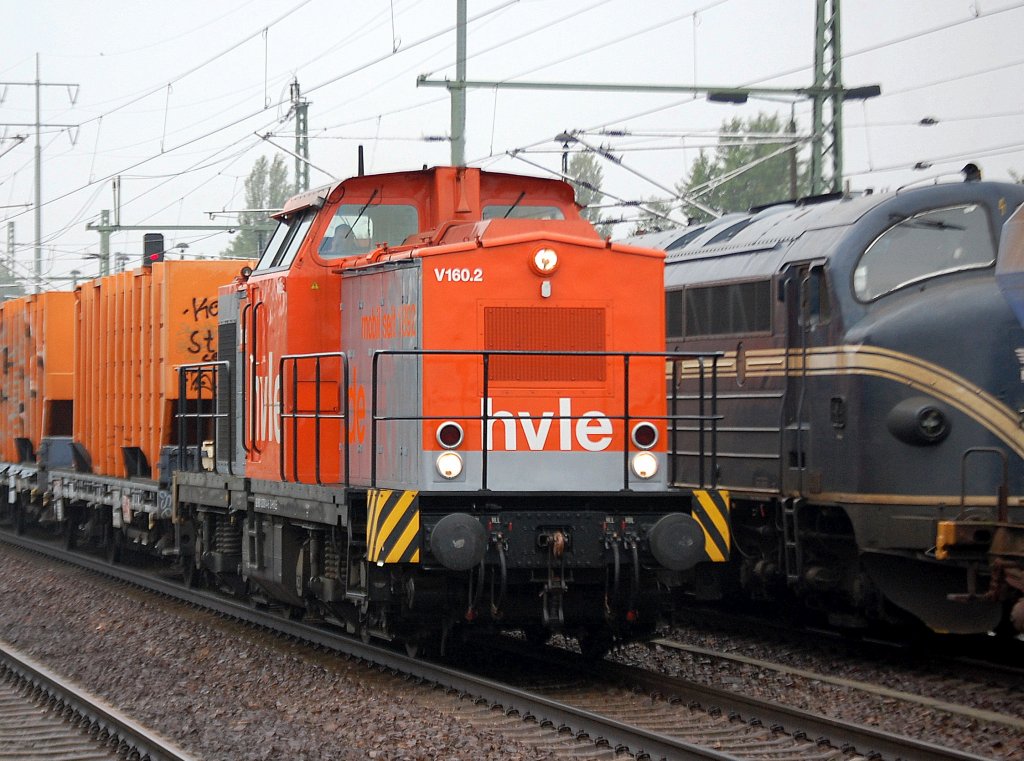 Wiederum ist die hvle V160.2 (92 80 1203 014-6 D-HVLE) vor den M�llzug der Berliner Stadtreinigung gespannt, 09.09.10 Durchfahrt Bhf. Flughafen Berlin-Sch�nefeld.