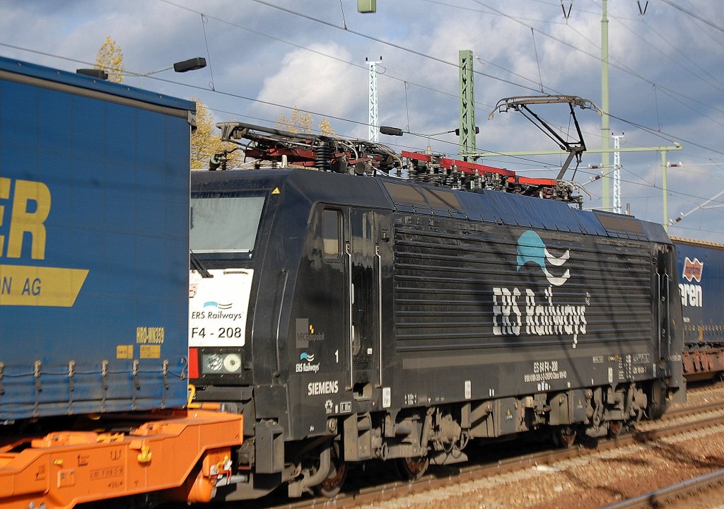 Wiederum Nachschuss im besseren Licht der MRCE Dispolok ES 64 F4-208 der ERSR am 06.11.2 Bhf. Flughafen Berlin-Sch�nefeld.