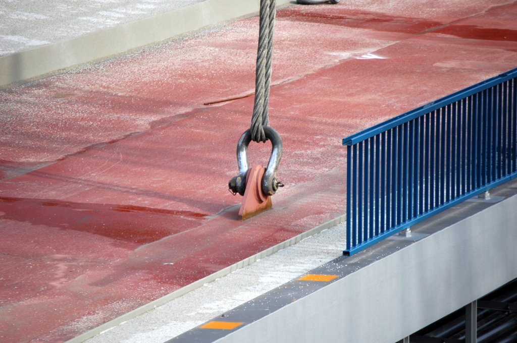 Wiederum die Trage�sen mit dem die Br�cke angehoben wird wirken eigentlich recht unspektukal�r, 03.10.09 Gro�baustelle Berlin Ostkreuz, Einbau der neuen Br�ckensegmente.