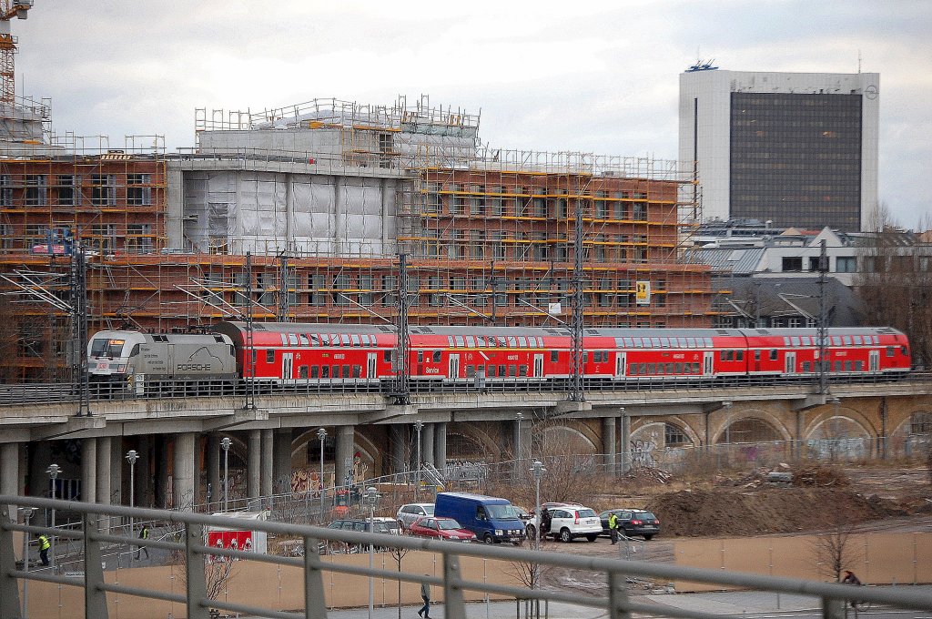 Wirklich sinnbildlich sah das aus, ein Porsche schiebt einen Regionalzug an mitten durch Berlin. W�hrend die DB eigene Taurus Flotte Regionalz�ge durch Berlin-Brandeburg f�hrt least sie f�r den h�herwertigen IC und EC Bereich den gleichen Loktyp bei MRCE, da verstehe noch einer die Firmenpolitik der DB. Hier der DB Taurus 182 004-2 unterwegs anch Cottbus auf der Berliner Stadtbahn am 06.01.12 