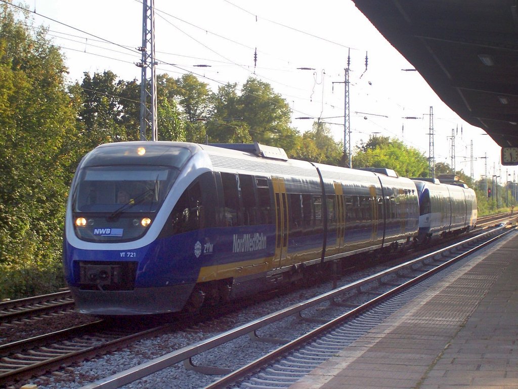 Zeitweise hatte die NEB auf der Heidekrautbahn leihweise Triebz�ge der NordWestBahn GmbH- NWB im Einsatz hier ein Talent Doppelgespann mit NWB VT 721 (95 80 0643 321-2 + 95 80 0943 321-9 + 95 80 0643 821-1 D-NWB,  Bombardier Bj. 2004) + NEB VT?, Sommer 2008 Berlin-Karow.