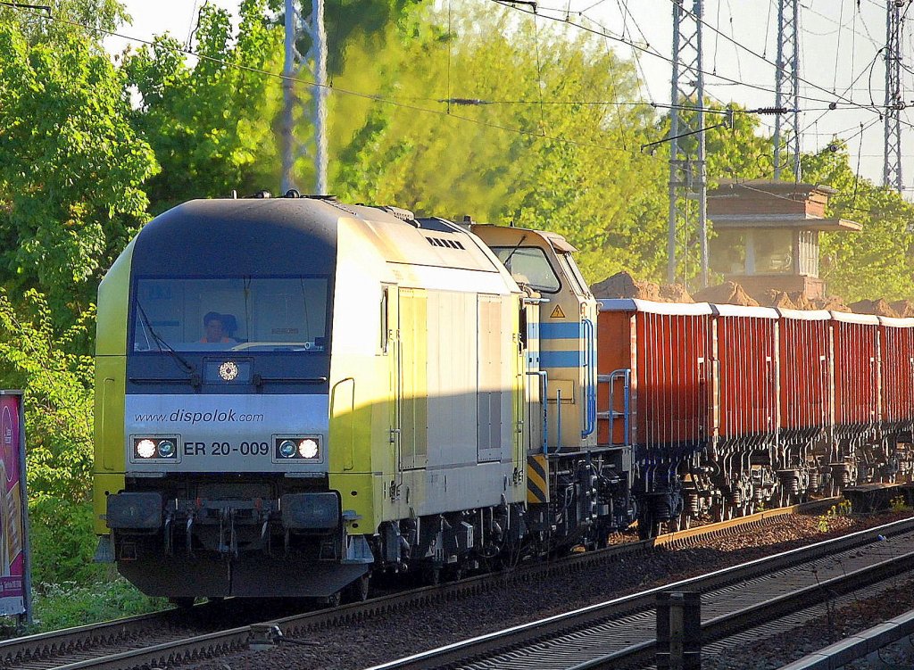 Zeitweise mietete LOCON die MRCE-Dispolok ER 20-009 (92 80 1223 009-2 D-DISPO, Bj.2005) hier mit ITB 1101 Richtung R�gen mit Ganzzug offener G�terwagen am 09.05.08 Berlin-Karow.