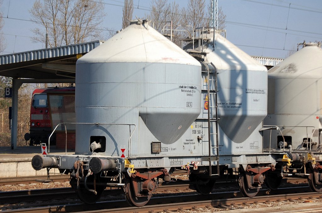Zementstaubsilowagen der MEG eingestellt mit der Nr. 43 80 D-MEG 9108 568-0 Ucs 909 Heimatbahnhof: R�dersdorf bei Berlin, 28.03.12 Bhf. Flughafen Berlin-Sch�nefeld.