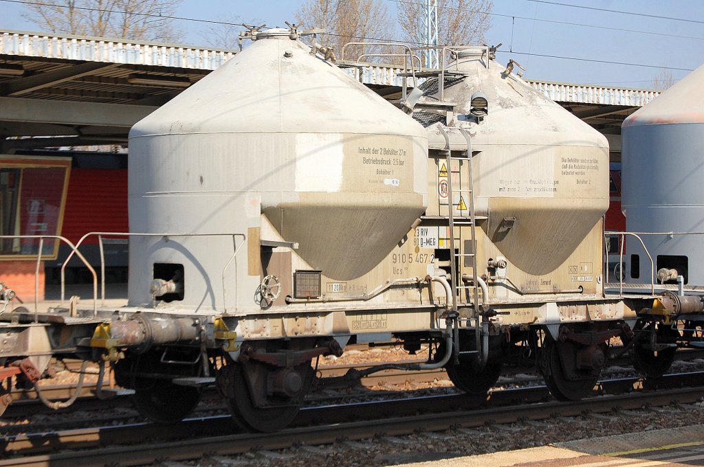 Zementstaubsilowagen von MEG eingestellt mit der Nr. 23 RIV 80 D-MEG 910 5 467-2 Ucs 908 Heimatbahnhof: R�dersdorf bei Berlin, 28.03.12 Bhf. Flughafen Berlin-Sch�nefeld.