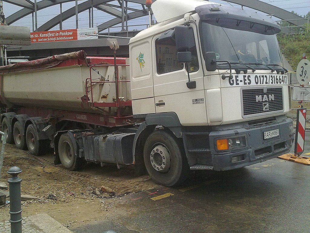 Ziemlich beengte Verh�ltnisse musste dieser Sattelkipperfahrer meistern, ein MAN 18.403 SILENT Sattelkipper der Fa. GE-ES, 07.06.11 Berlin-Pankow.