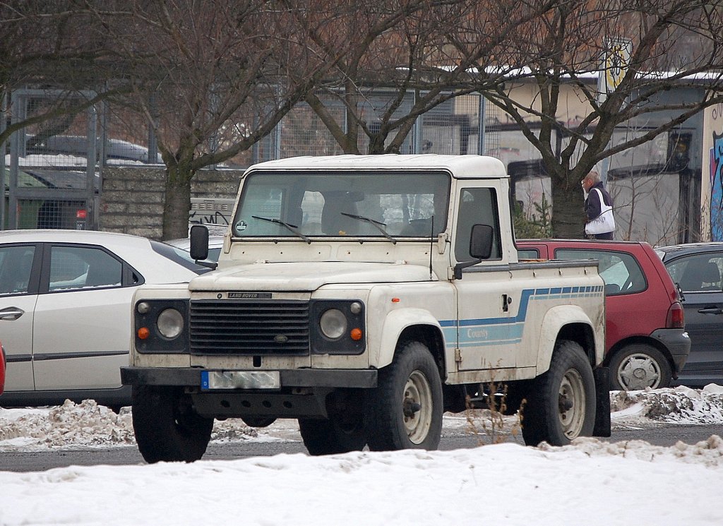 Zu diesem Gel�ndewagen von LAND ROVER f�llt mir eine Typeneinordnung schwer, sicherlich schon eine �ltere Version die mir da vor die Linse fuhr, 22.01.10 Berlin-Pankow.