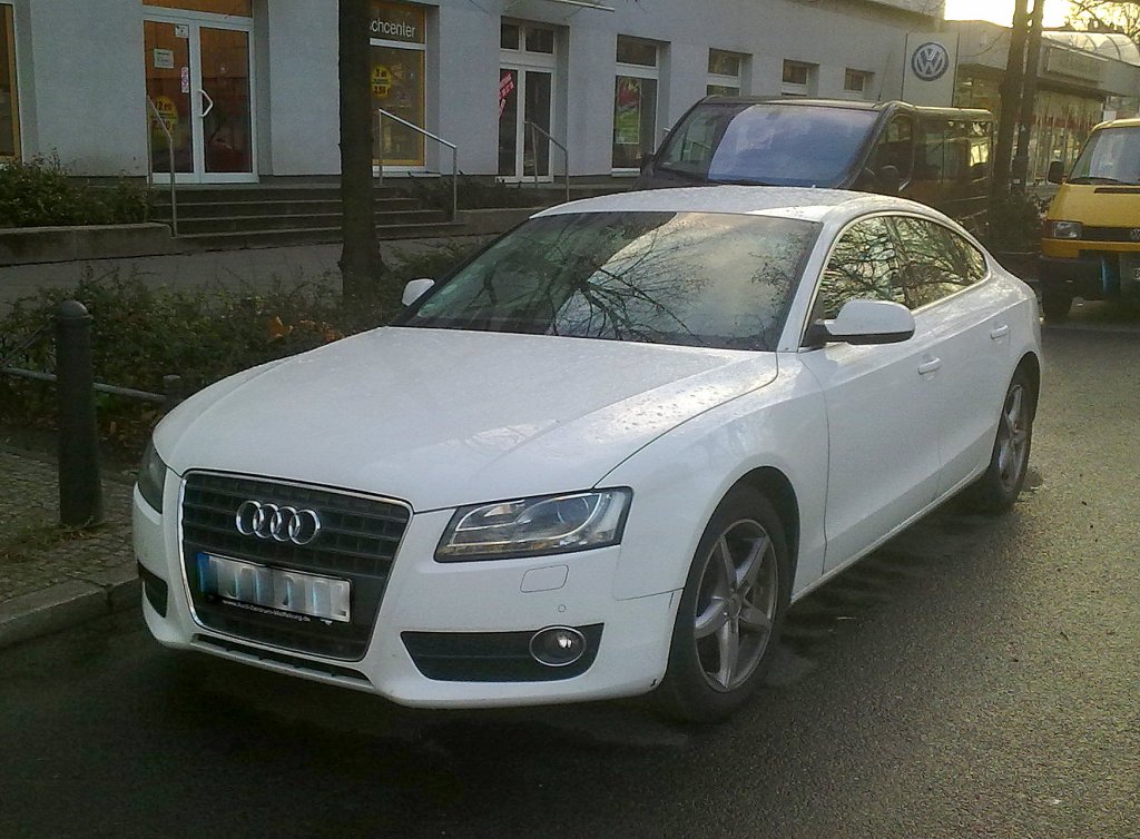 Zu Recht hat sich Audi zur beliebtesten deutschen Automarke gemausert, hier ein wei�es Audi S6 Coup�, ein tolles Mittelklasse Vehikel, Dezember 2011 Berlin-Pankow. 