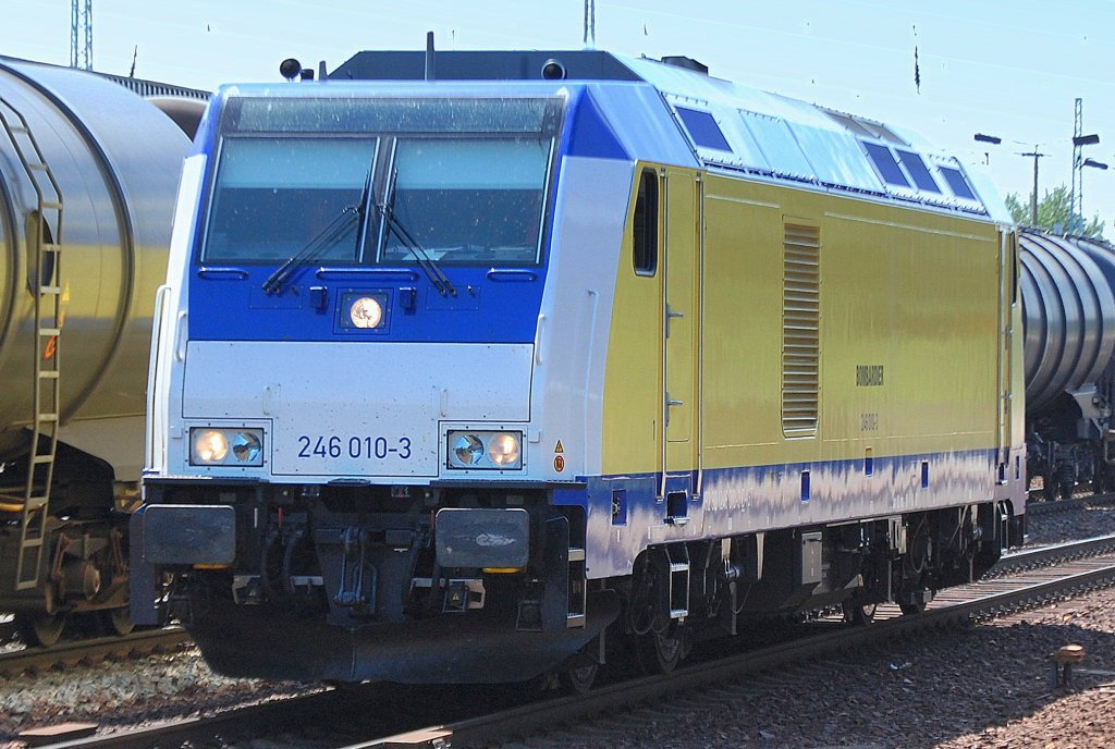 Zu der Zeit noch als Testlok von Bombardier f�r die Fa. metronom unterwegs, 246 010-3 (92 80 1246 010-3 D-IGT, Bj. 2006) der Fa.IGT bei der Durchfahrt im Bhf. Flughafen Berlin-Sch�nefeld, 01.08.09 