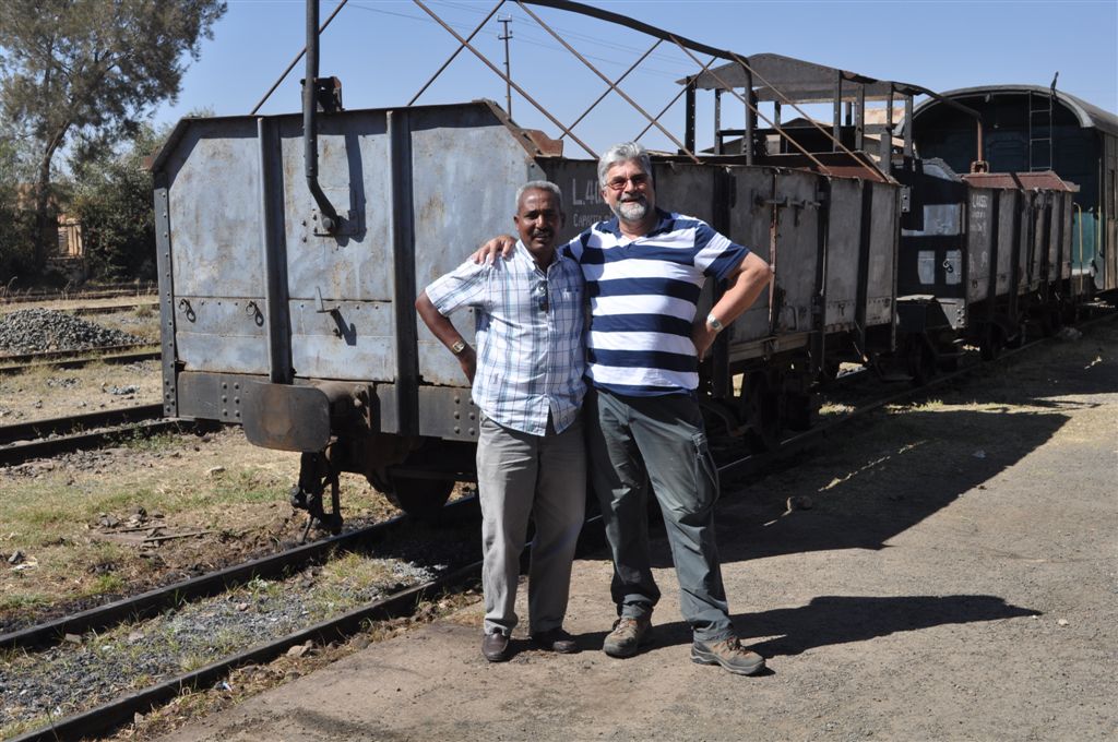 Zugchef Obazgi Tombosi und ich am Bahnhof Asmara. 01.02.2012