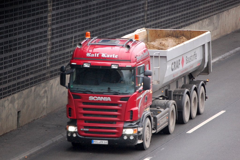 Zugmaschine SCANIA R400 von Ralf Carle f�r die Fa. GRAF Baustoffe, 13.01.11 Berliner Stadtautobahn H�he Kaiserdamm. 