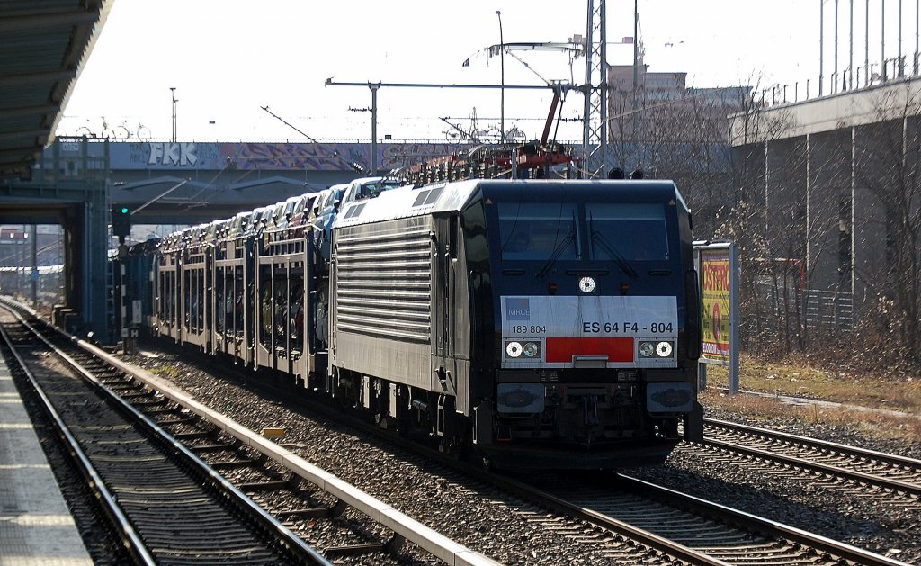 Zum ersten Mal sichte ich nun auch endlich mal den PKW-Transportzug mit fabrikneuen Fiat 500 aus Polen mit einer von PKP cargo angemieteten MRCE 189�r. Es ist die ES 64 F4-804 (91 80 6189 804-8 D-DISPO, Siemens Bj.2011) am 06.03.12 Berlin Landsberger Allee.