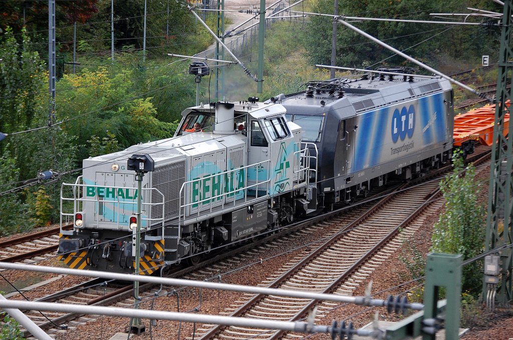 Zum Standardservice der BEHALA geh�rt es, die E-Loks vom Gbf. Berlin-Moabit zu den nicht elektrifizierten Gleisen des Berliner Westhafen zu bringen, hier holt die BEHALA Lok 20 (92 80 1277 406-5 D-BHL) die OHE 185 546-9 ab, 29.09.10 Berlin-Putlitzbr�cke.  