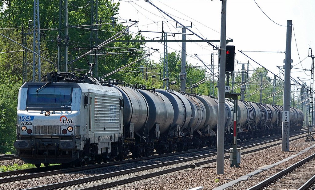 Zumindestens ich sehe sie hier in Berlin das erste Mal aus der N�he, die silberne Prima EL3U 37025 die an die Hamburger HSL LOGISTIK GmbH vermietet ist, f�her eine gr�ne FRET T 025 dann in silber an akiem gegangen und jetzt f�r HSL t�tig, das VIA ist nur Logoverzierung, hier mit Kesselwagenzug Richtung Berlin Karow am 02.05.12 Berlin-Blankenburg.