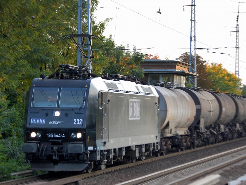 Zur damaligen Zeit noch in RBH Diensten mit der Nr.232, MRCE Leasinglok 185 544-4 (91 80 6185 544-4 D-DISPO, Bj.2005) mit Kesselwagen-Leerzug �ber Bernau Richtung Schwedt am 10.10.08 Berlin-Karow.