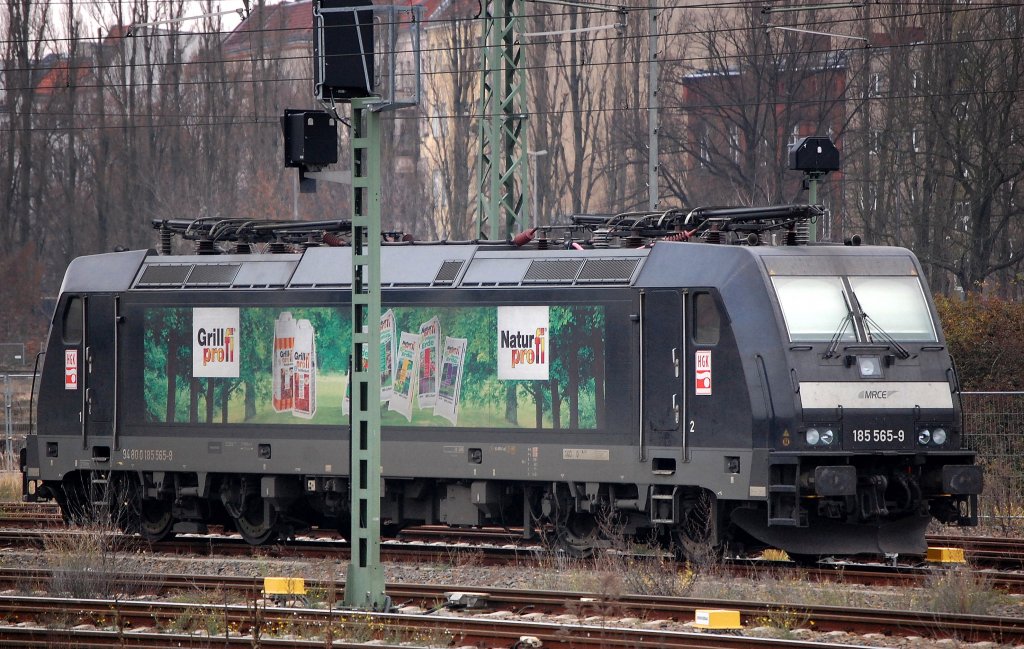 Zur Zeit des Bildes noch in HGK-Diensten, MRCE Leasinglok 185 565-9 (Bombardier Bj.2005) mit Grill-Profi Werbung, 08.12.08 Gbf. Berlin-Moabit. (Aktuell verliehen an NIAG)