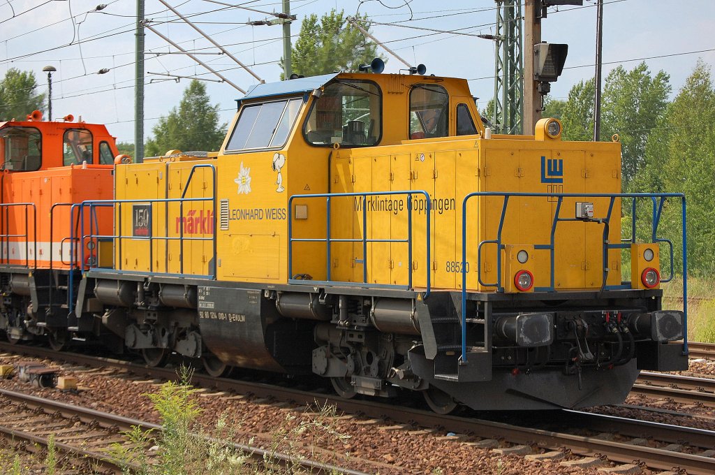 Zusammen ganzt�gig bei den Gleisbauarbeiten rund um den Bhf. Flughafen Berlin Tegel, LW 88520/ 214.002 (92 80 1214 010-1 D-EVULW, Jung, Bj. 1963 als ex 212 188 jetzt als Vollmodernisierungsversion) + LOCON 213 am 05.08.10