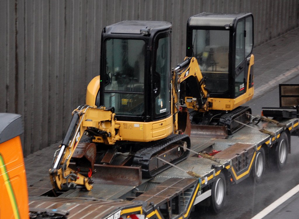 Zwei CAT Minibagger vorne CAT 303C CR  dahinter CAT 301.6C auf einem Tiefladeauflieger, 25.01.11 Berliner Stadtautobahn H�he Knobelsdorffstr.