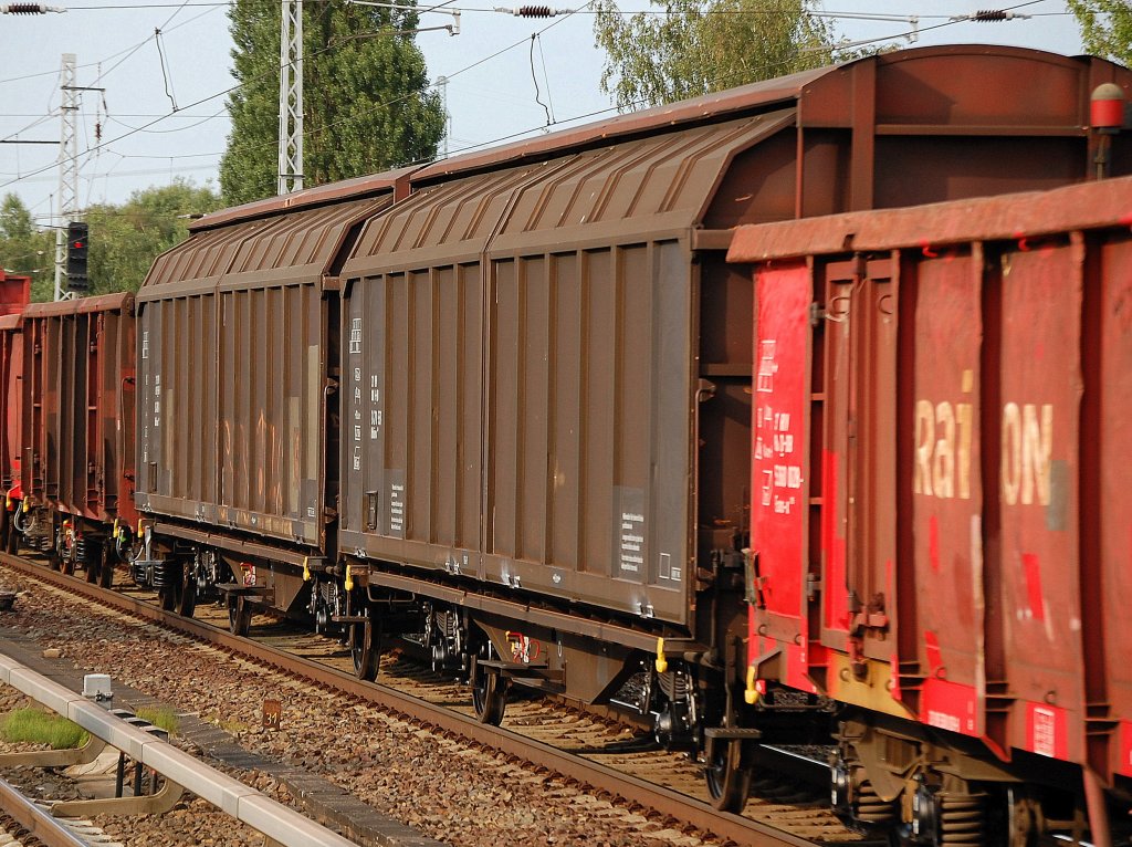 Zwei DB Schiebewandwagen vom Typ Hbbins 306, im Vordergrund der der Wagen mit der Nr. 21 RIV 80 D-DB 2470 557-4, gemischter Zugverband am 01.07.10 Berlin-Karow.