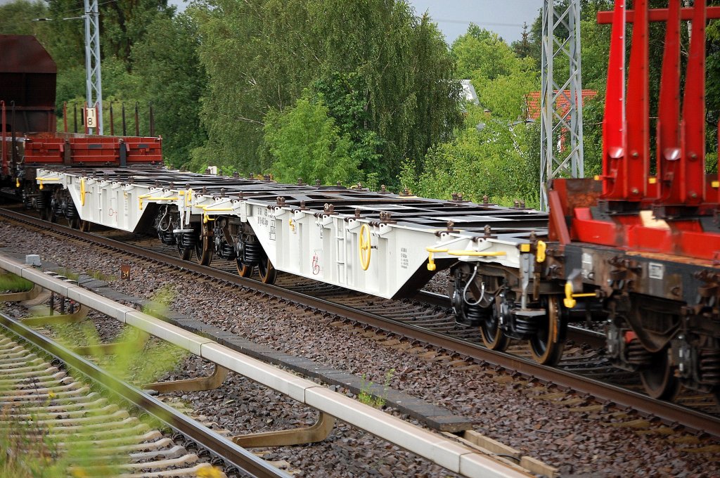 Zwei Drehgestell-Container-Tragwagen vom Einsteller AAEC, der hintere tr�gt die Nr. 33 RIV 68 D-AAEC 4557 371-4 Sgns 7, 13.07.12 Berlin-Karow.