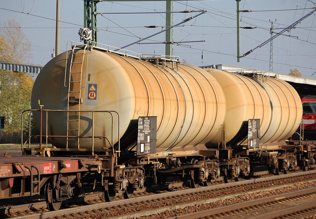 Zwei franz�sische Kesselwagen vom Einsteller ERMEWA am 31.10.09 Bhf. Flughafen Berlin-Sch�nefeld.