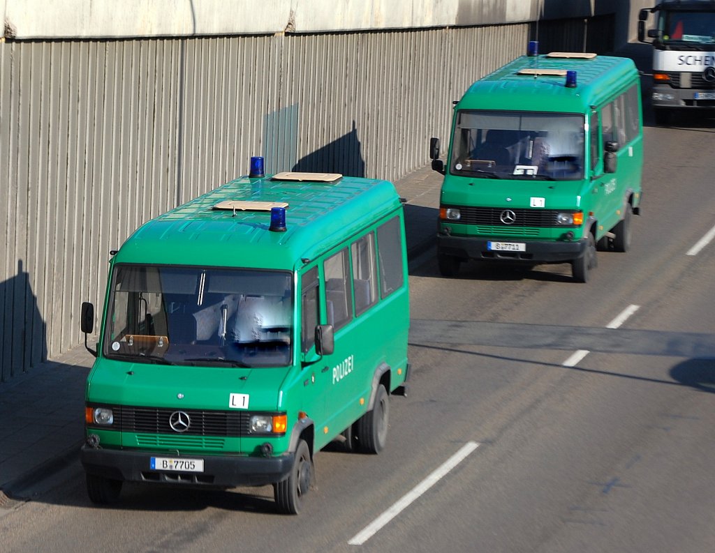 Zwei Gruppenkraftawgen der Berliner Polizei in klassisch gr�n vom Typ MB 711 D (GruKw), 03.04.09 Berliner Stadtautobahn H�he Knobelsdorffstr.