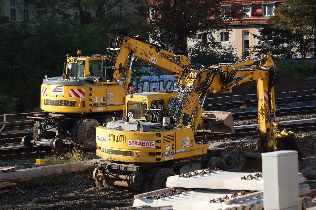 Zwei LIEBHERR 900 Litronic Bagger in Zweiwegeversion der Firmen STRABAG und Eichholz Rail am 07.11.09 bei Gleisbauarbeiten N�he S-Bhf. Berlin Baumschulenweg. 