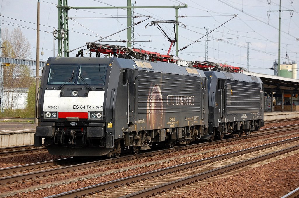 Zwei MRCE Dispoloks der CTL bei der Durchfahrt im Bhf. Flughafen Berlin-Sch�nefeld, E 189-201 / ES 64 F4-201 (Siemens, Bj.2004) hat E 189-285 / ES 64 F4-285 am Haken, 24.04.10 