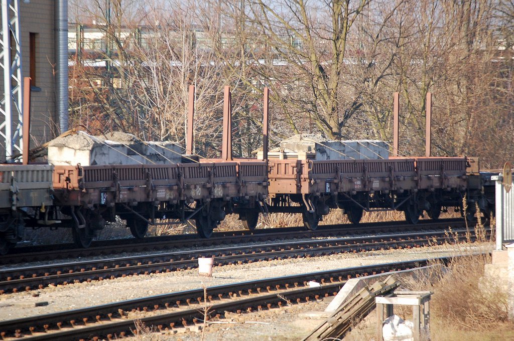 Zwei Niederbordwagen mit Rungen und jeweils zwei Rads�tzen, wahrscheinlich auch als Pufferwagen f�r �berf�hrungsfahrten des Bombardierwerkes in Hennigsdorf im Einsatz, 29.01.11 Hennigsdorf Bhf. 