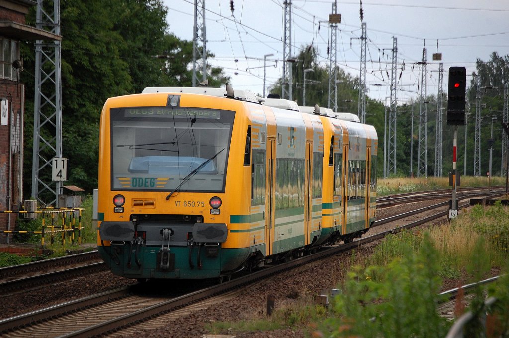 Zwei ODEG RegioShuttle VT? + VT 650.75 (95 80 0650 075-4 D-ODEG) am Haltesignal vor dem Karower Kreuz Berlin warten auf den Gegenzug der ODEG Linie OE63 Richtung Wriezen wegen Versp�tung, 26.06.12  