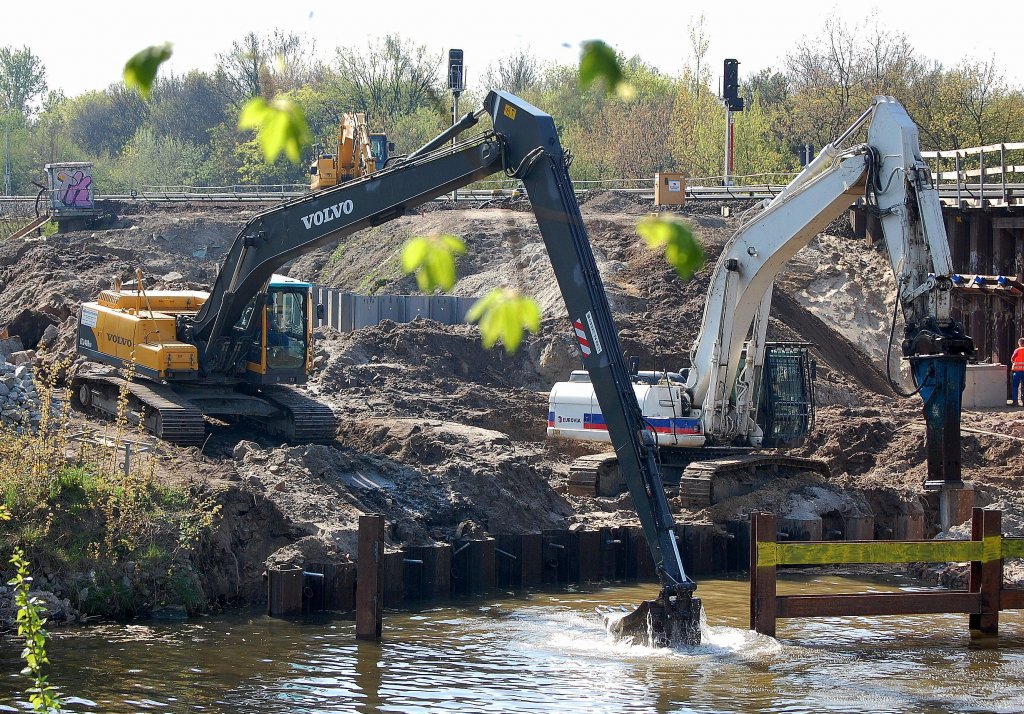 Zwei Raupenbagger in Aktion, der gelbe vom Typ EC240BLN mit LONG-REACH Ausleger (B�schungsausleger) daneben ein CAT 325D LN von der Baufirma EUROVIA, 27.04.08 N�he Berlin-Baumschulenweg am Britzer Zweigkanal.