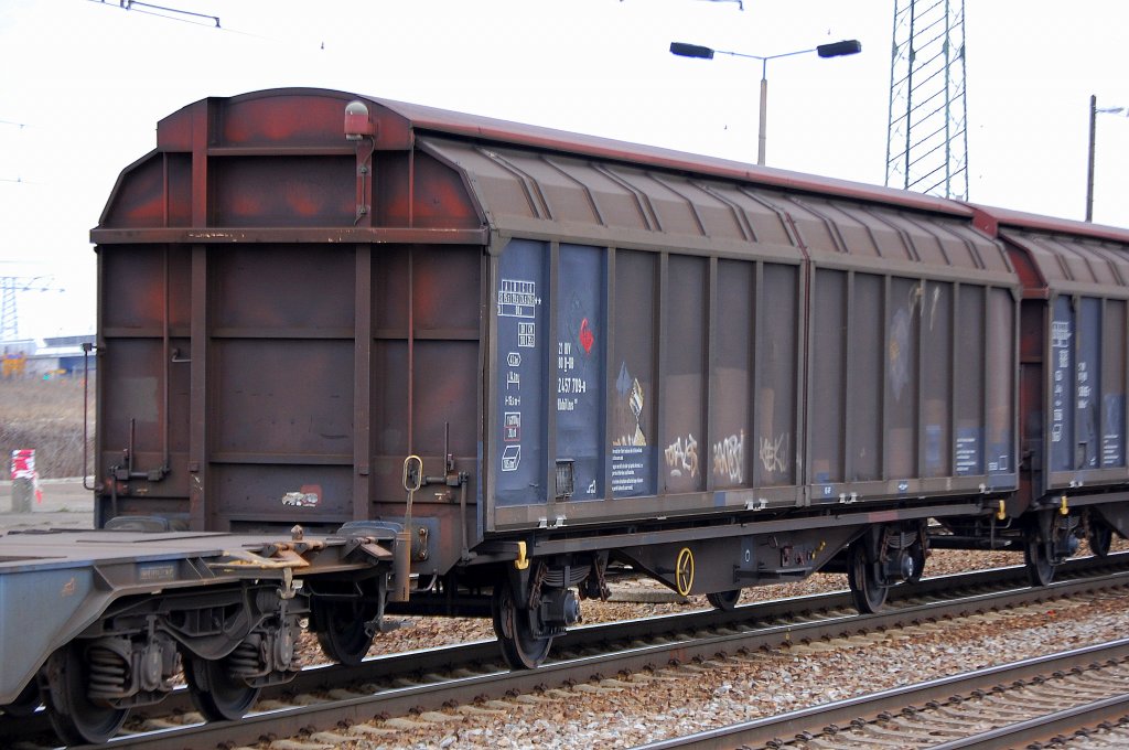Zweiachsiger, gro�r�umiger Schiebewandwagen der DB eingestellt mit der Nr. 21 RIV 80 D-DB 2457 709-8 Hbbillns 305, 14.03.12 Bhf. Flughafen Berlin-Sch�nefeld.