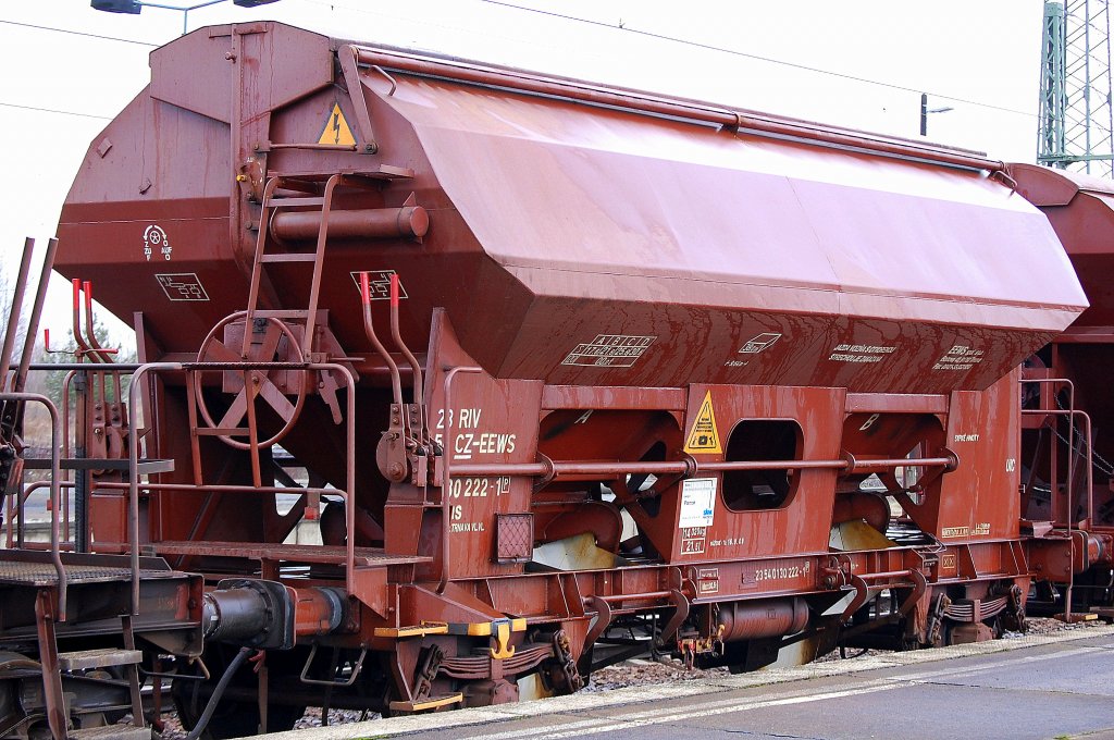 Zweiachsiger Sch�ttgutwagen mit Schwenkdach aus Tschechien vermietet an die Fa. SKW STICKSTOFFWERKE PIESTERITZ GMBH f�r das Ladegut Piamon (Stickstoffd�nger mit Schwefel). Der Wagen tr�gt die Nr. 23 RIV 54 CZ-EEWS 0130 22-1(P)Tdns, DOM.ST.:TRNAVA VL.VL., 24.01.12 Bhf. Flughafen Berlin-Sch�nefeld.