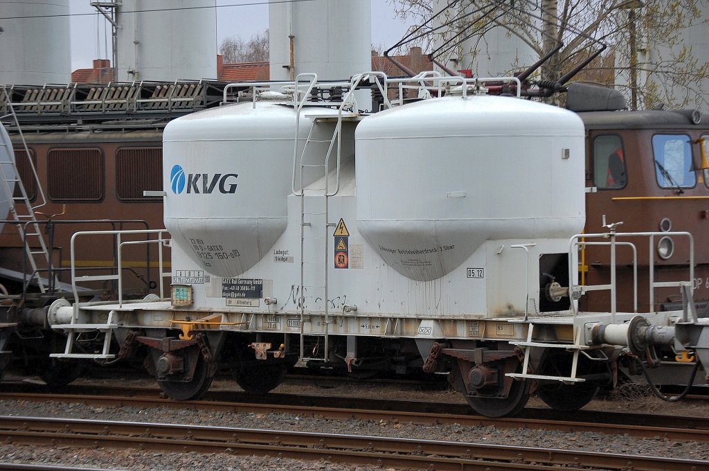 Zweiachsiger Silowagen mit Druckluft-Entleerung vom Einsteller GATX Germany (Aufschrift KVG) Ladegut: Staubgut (Zement) Nr. 23 RIV 80 D-GATXD 9125 150-0(P) Ucs Bf. Altenburg, 30.03.12 Berlin Greifswalder Str.
