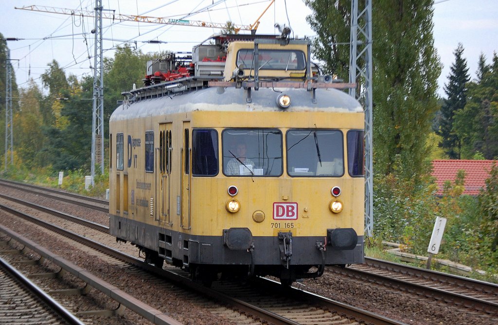 Zweiachsiger Turmtriebwagen Diagnose-VT der DB Netz Instandhaltung 701 165 am 12.10.12 Berlin-Karow.
