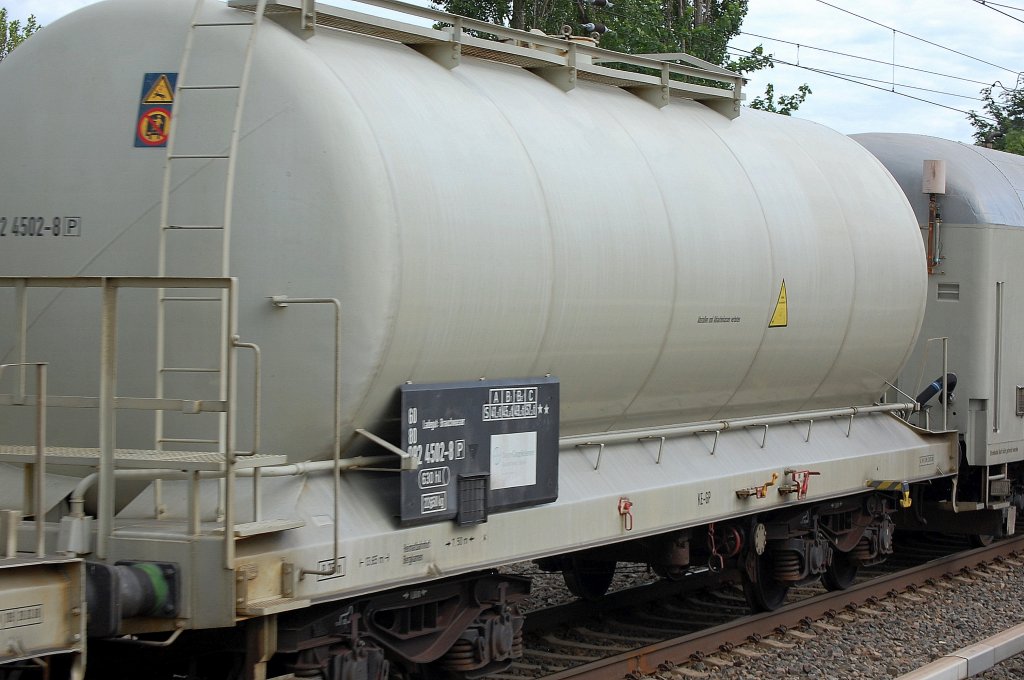 Zweiter Kesselwagen des Unkrautvernichtungszuges ist der Wagen mit der Nr. 68 80 092 4502-8(P), Ladegut: Brauchwasser, 20.06.10 Berlin-Karow.