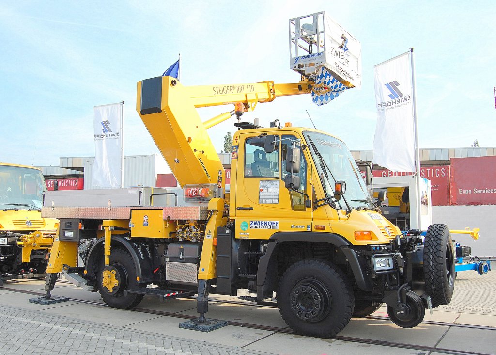 Zweiwege MB UNIMOG U400, Umbau ZWIEHOFF/ZAGRO mit Hebeb�hnenaufsatz der Fa. STEIGER Typ RRT 110, 24.09.10 InnoTrans 2010 