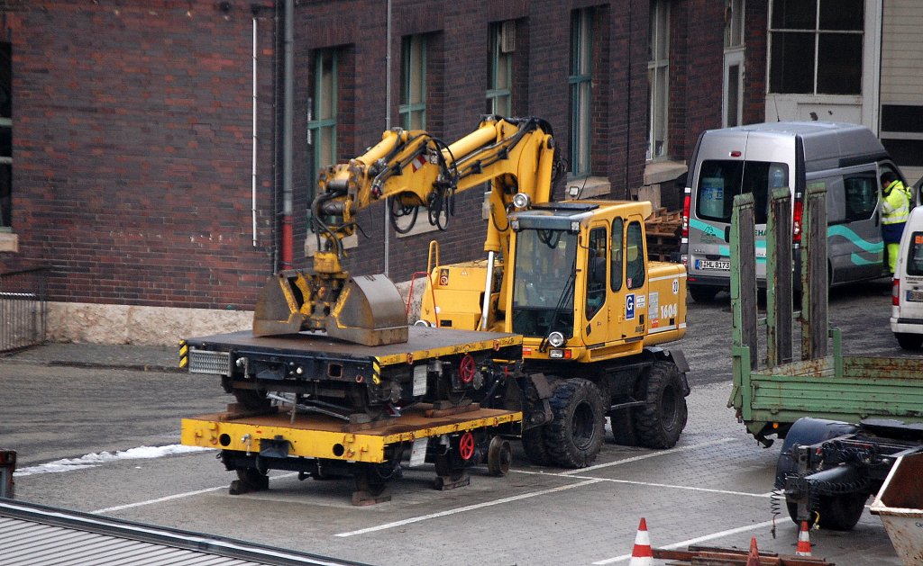 Zweiwegebagger ATLAS 1604 + zwei aufgestapelte Schienenbauwagen, 18.12.12 Berliner Westhafen.
