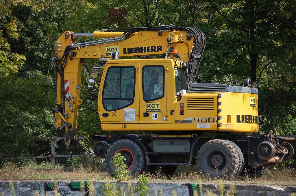 Zweiwegebagger LIEBHERR 900 von der Fa. KGT Gleis- und Tiefbau GmbH, 29.08.12 Berlin-Blankenburg. 