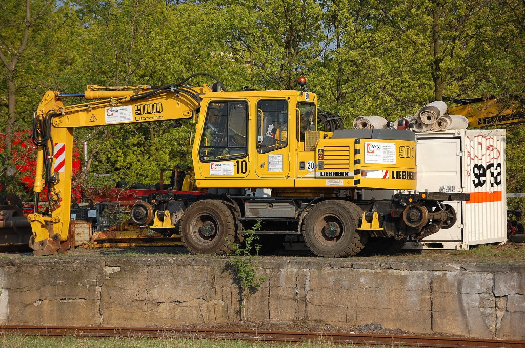 Zweiwegebagger LIEBHERR Litronic 900 der Gleisbaufirma sersa am 19.04.11 Berlin-Blankenburg.