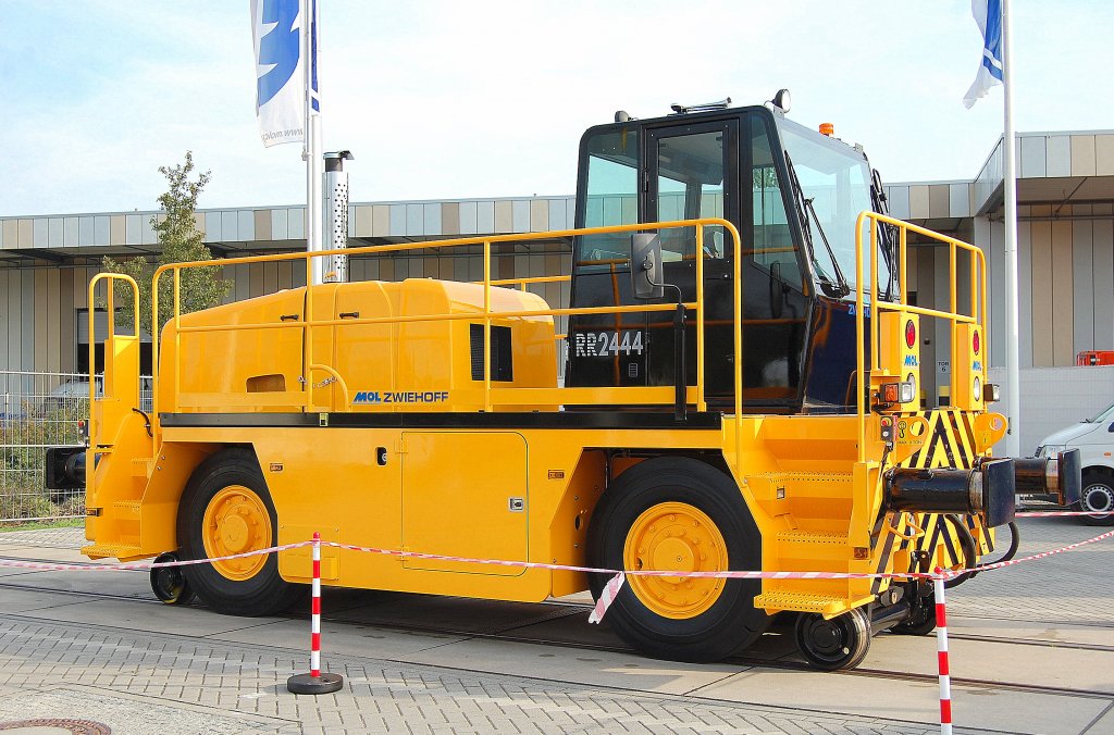 Zweiwegefahrzeug f�r die Bahnbauindustrie vom Hersteller ZWIEHOFF GmbH vom Typ RR2444, 24.09.10 Innotrans 2010