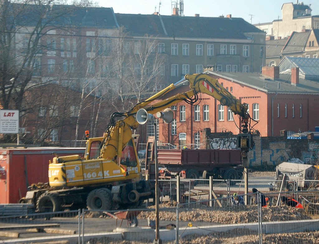 Zwischen Warschauer Str und Ostbhf. hat die Fa. LAT aus Berlin ein Grundst�ck mit abgestellten Baumschinen, hier ein Zweiwegebagger ATLAS 1604 K, 22.02.11 Berlin Friedrichshain. 