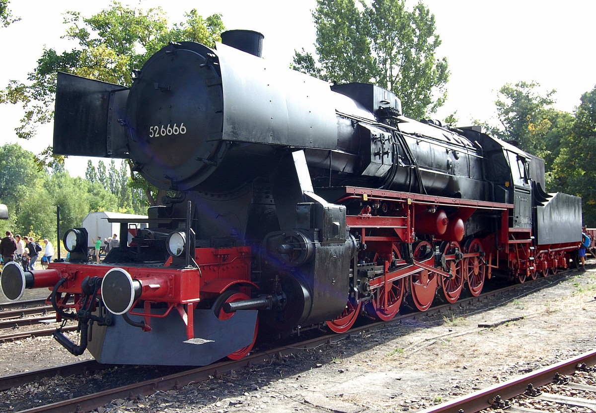 10. Berliner Eisenbahnfest im ehemaligen Bw. Berlin-Sch�neweide, schon lange z�hlt die nicht fahrbereite Dampflok (eine Dauerleihgabe des DB Museums) 52 6666 (Skoda, Bj.1943) zum Fahrzeugbestand der Dampflokfreunde Berlin e.V., 01.09.13