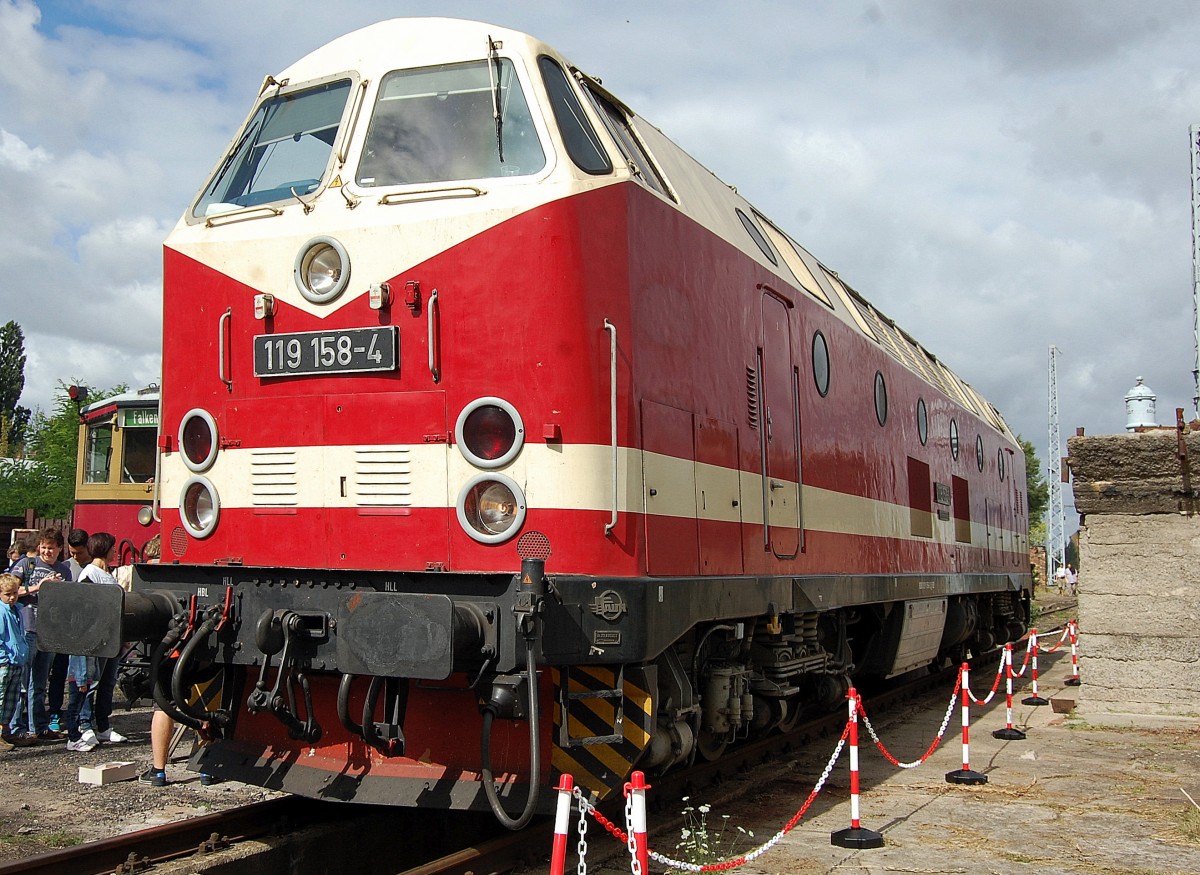 10. Berliner Eisenbahnfest im ehemaligen Bw. Berlin-Sch�neweide am 01.09.13, Nat�rlich ist auch die 119 158-4 der Dampflokfreunde Berlin e.V. dabei und kann im F�hrerstand besichtigt werden. 01.09.13 