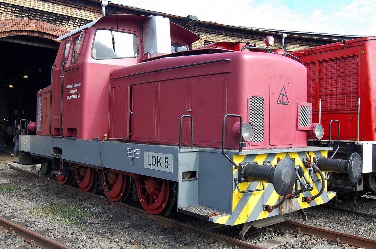 10. Berliner Eisenbahnfest im ehemaligen Bw. Berlin-Sch�neweide am 01.09.13. Diese interessante Diesellok (Werkslok) ist eine Lok der ehemaligen Osthavell�ndischen Eisenbahn AG in Berlin-Spandau aus der das bekannte Unternehmen hvle entstand, sozusagen aus dem Urbestand, es ist eine Dieselok vom Typ R 60 D mit der Bezeichnung Lok 5, sie wurde von der Fa. Jung im Jahr 1963 gebaut und wird wohl auch zum Teil noch genutzt.