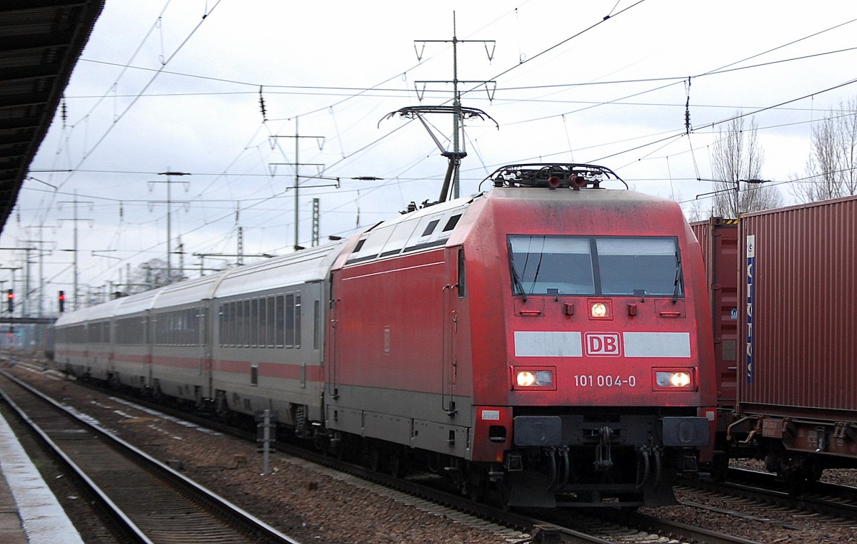 101 004-0 durchfährt mit IC-Wagengarnitur den Bhf. Flughafen Berlin-Schönefeld, 07.12.13