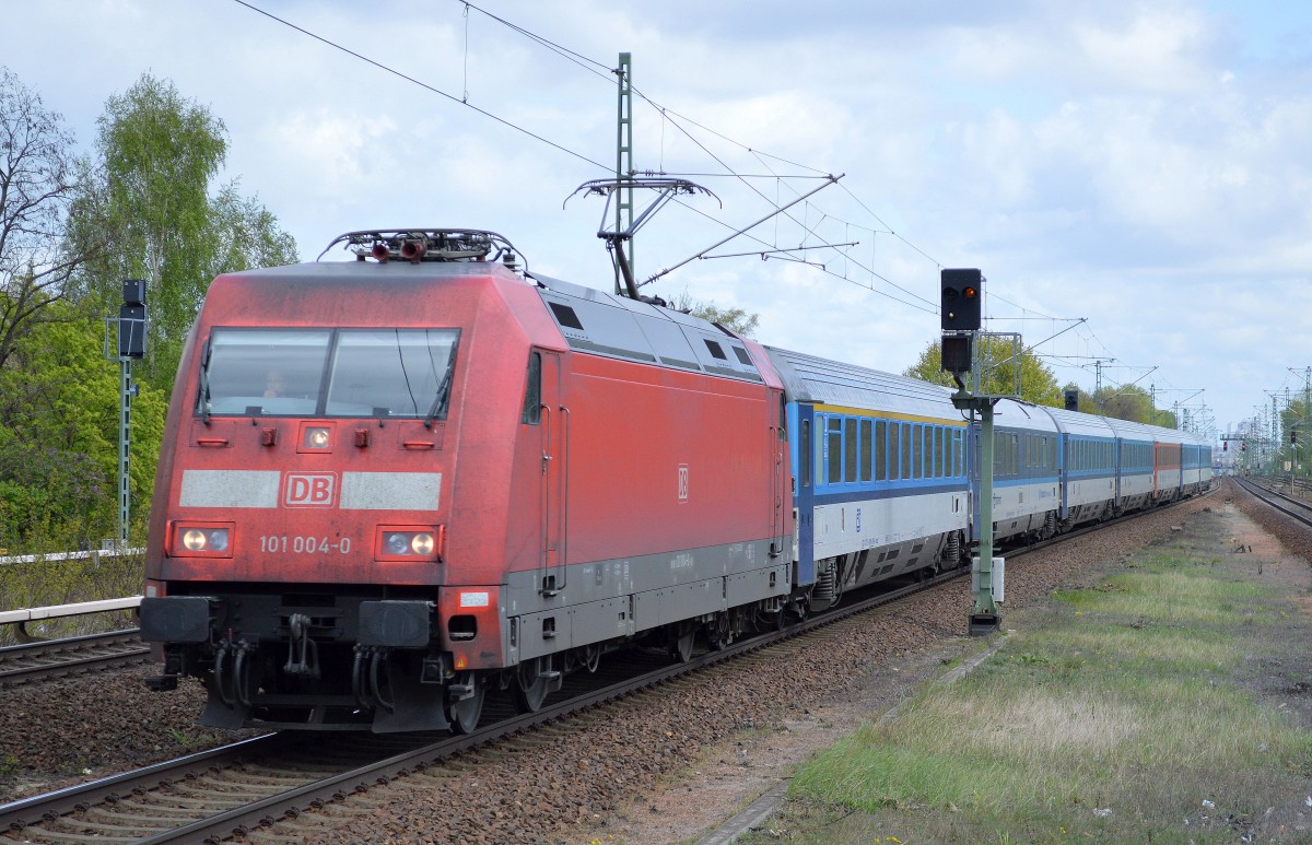 101 004-0 mit EC Richtung Berlin-Spandau am 15.04.14 Durchfahrt Bhf. Berlin-Jungfernheide.