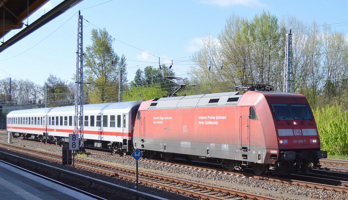 101 005-7 auf Diensfahrt mit zwei IC-Personenwagen Richtung Nordosten am 15.04.14 Berlin-Springpfuhl.