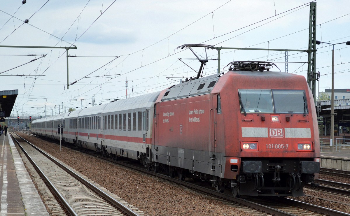 101 005-7 mit IC-Wagengarnitur bei der Durchfahrt Bhf. Flughafen Berlin-Schönefeld, 11.04.14