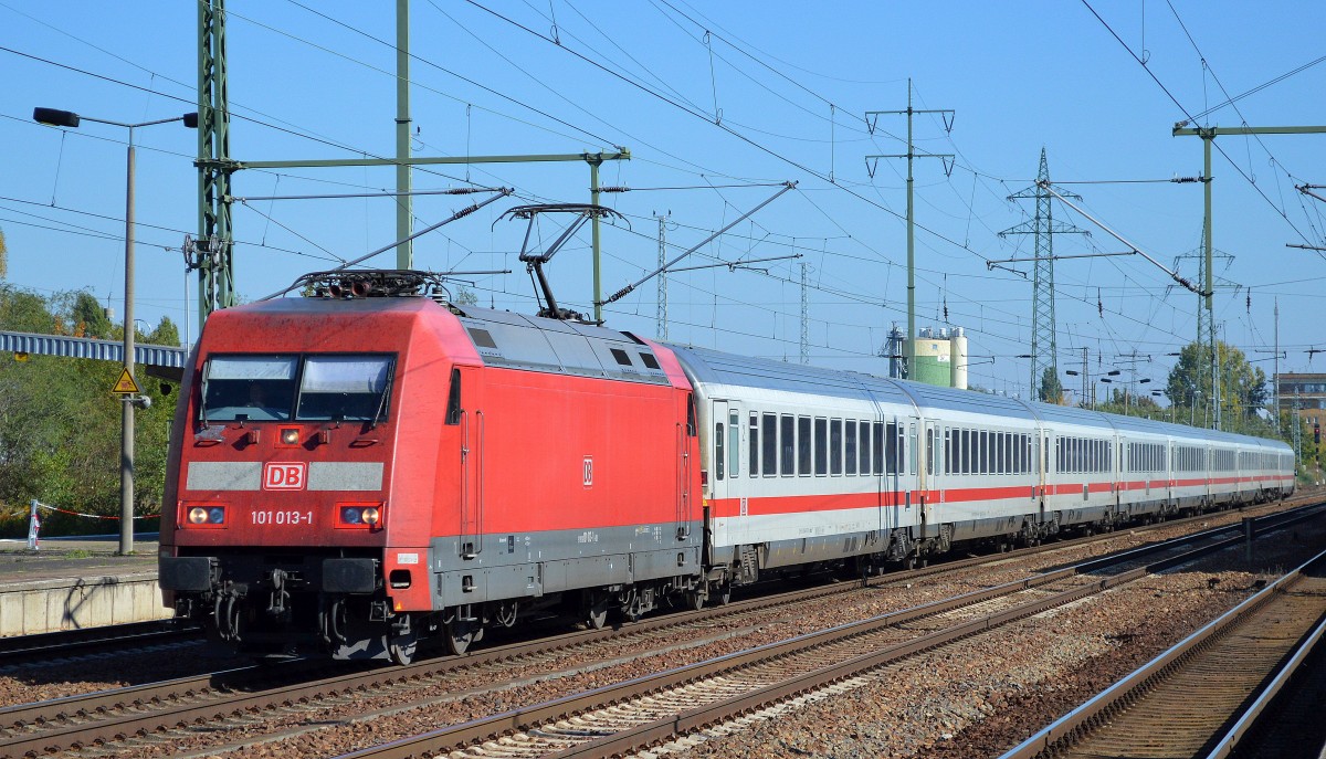 101 013-1 mit IC-Wagengarnitur (leer) am 03.10.15 Bhf. Flughafen Berlin-Schönefeld.
